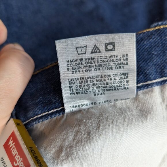 NWT Wrangler Relaxed Fit Men's Shorts Size 32 Sits at Natural Waist Hits Knees - Picture 7 of 16